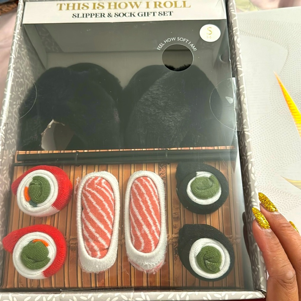 NIB cupcake & cashmere slipper and socks gift set